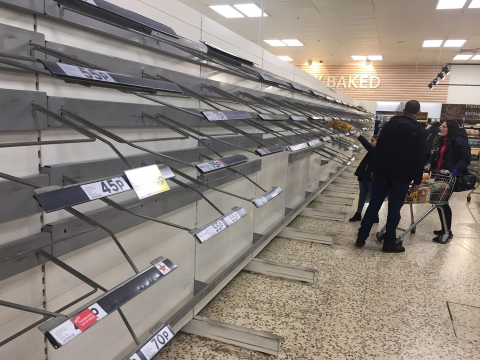 Hậu bão tuyết, nước Anh khan hiếm lương thực và nước uống